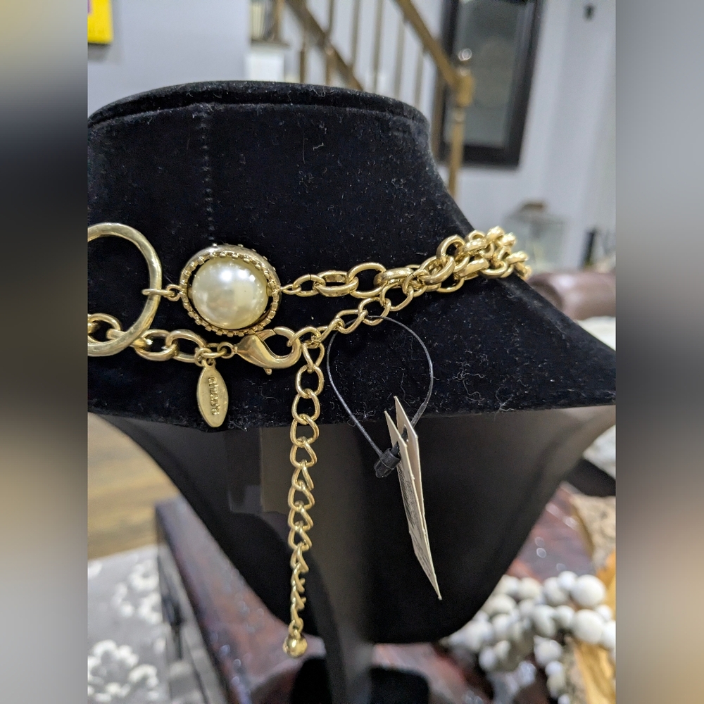 Elegant Gold and Pearl Necklace - Picture 5 of 6